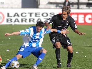 Atlético Rafaela (azul) x Sportivo Italiano (preto)