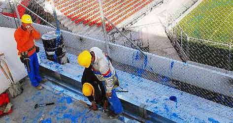 O estádio foi pintado por vândalos ontem