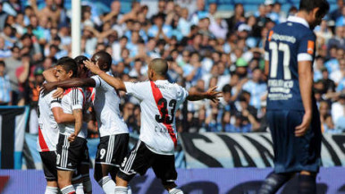 Jogadores do River festejam o primeiro gol da tarde