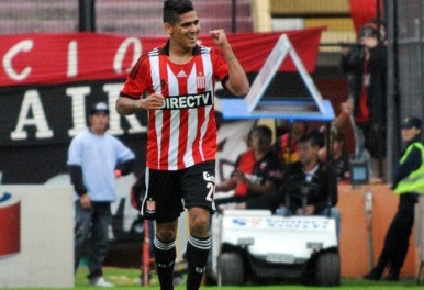 Franco Jara comemora o primeiro gol do Estudiantes